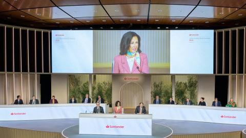 La presidenta del Banco Santander, Ana Botin, interviene durante la junta de accionistas de la entidad, en su sede corportativa en la localidad madrileña de Boadilla.