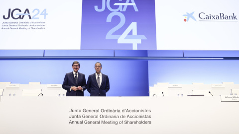 El presidente de Caixabank, José Ignacio Goirigolzarri (izqda), y el consejero delegado del banco, Gonzalo Gortázar, momentos antes del comienzo de la junta de accionistas de la entidad, en Valencia. EFE/Ana Escobar