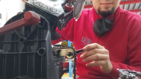 Solayman Zbiakh, de Tánger y 20 años de edad, trabaja en el taller de su empresa en Chiclana de la Frontera (Cádiz).