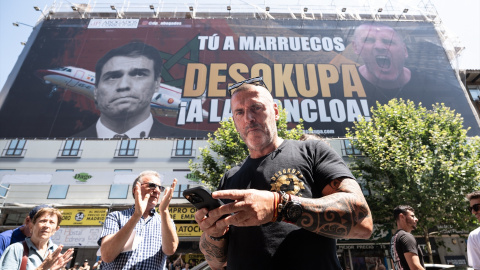 El líder de Desokupa, Dani Esteve, el día en el que la plataforma Desokupa ha desplegado una lona en Atocha contra el presidente del Gobierno, a 3 de julio de 2023, en Madrid (España).