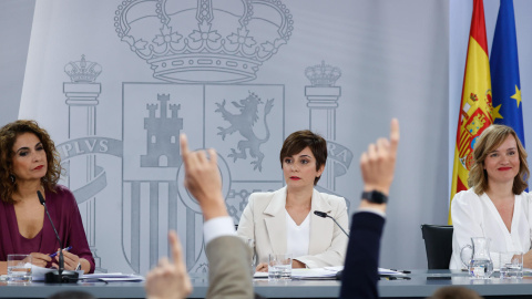 La ministra de Hacienda, María Jesús Montero, la ministra portavoz, Isabel Rodríguez, y la ministra de Educación, Pilar Alegría, durante la rueda de prensa celebrada este martes en Moncloa.