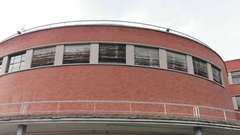 Fachada de la Facultad de Filosofía donde se realizó la pintada “¡Viva la Universidad Libre!” en 1947, y donde todavía se pueden apreciar restos.