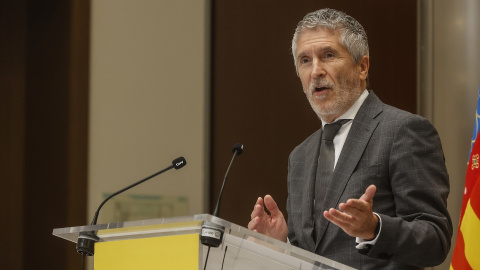 El ministro del Interior, Fernando Grande-Marlaska, interviene durante el acto de entrega de las medallas al Mérito de la Protección Civil, en el Edificio del Reloj, a 20 de junio de 2024, en Valencia, Comunidad Valenciana (España).