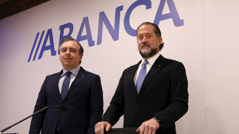 El presidente de Abanca, Juan Carlos Escotet (d) y el consejero delegado, Francisco Botas (i), en la presentación de los resultados de la entidad, en Santiago de Compostela. EFE/Lavandeira jr