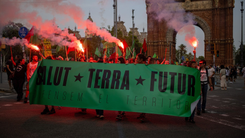 Una manifestación ecologista contra el modelo turístico y económico, en Barcelona, a 8 de junio de 2024.