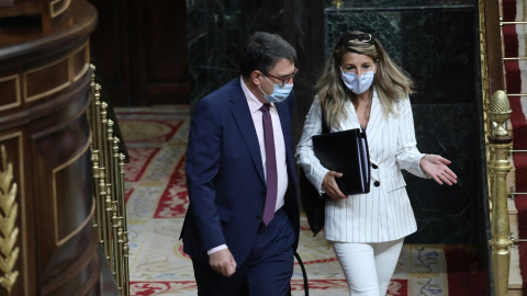 El portavoz del PNV en el Congreso de los Diputados, Aitor Esteban, habla con la ministra de Trabajo, Yolanda Díaz, tras una sesión plenaria en el Congreso, en Madrid (España), a 29 de julio de 2020.