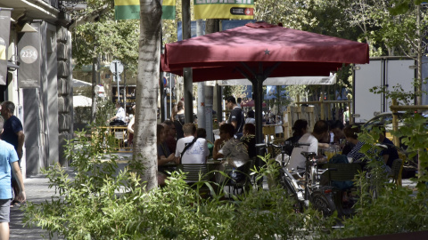 Imagen de archivo de una terraza de un bar en la calle Consell de Cent, a 8 de septiembre de 2023, en Barcelona, Catalunya.