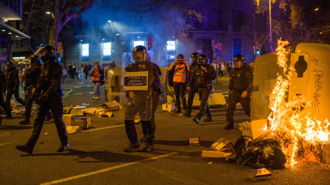 Un contenedor arde en la plaza Urquinaona de Barcelona.