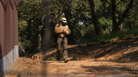 Un dels gaurdes de seguretat de Can Juncadella de Lloret, caminant pel GR a l'interior de la finca