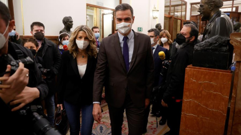 03/02/2022.- El presidente del Gobierno, Pedro Sánchez (d) junto a la ministra de Trabajo, Yolanda Díaz (i) a su llegada al pleno del Congreso de los Diputados que debate y vota este jueves la convalidación de la reforma laboral pactada entre Gobierno 