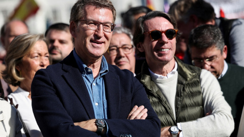 El presidente del PP, Alberto Núñez Feijoo, con el expresidente del Gobierno Jose María Aznar, en una concentración contra Pedro Sánchez, en la Plaza de España de Madrid, en enero de 2024. REUTERS/Isabel Infantes