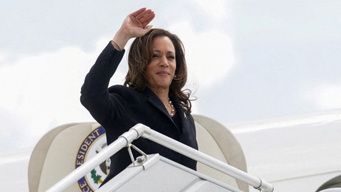 La vicepresidenta de EEUU, Kamala Harris, embarca en el Air Force Two para volar a Washington desde el George Bush Intercontinental Airport en Houston (Texas). REUTERS/Kevin Lamarque