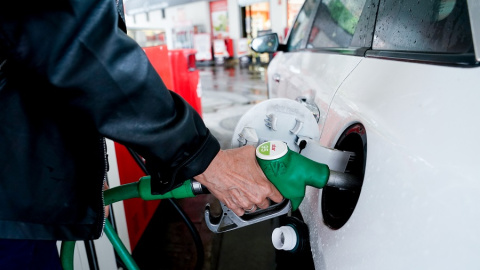 3/2/22-Una mujer pone gasolina a su vehículo en una gasolinera, a 17 de junio, en Madrid, (España).