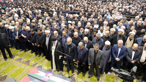 Miles de personas asisten al funeral del líder de Hamás, Ismail Haniyeh, en Teherán, Irán, a 1 de agosto de 2024.