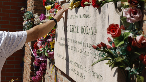 Homenaje a las Trece Rosas en el 85 aniversario de su muerte, este lunes en el cementerio del Este en Madrid. El Partido Comunista de España y colectivos por la memoria democrática conmemoran este lunes en varios puntos de España el legado de las 13 Ro