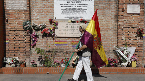 Homenaje a las Trece Rosas en el 85 aniversario de su muerte, este lunes en el cementerio del Este en Madrid. El Partido Comunista de España y colectivos por la memoria democrática conmemoran este lunes en varios puntos de España el legado de las 13 Ro