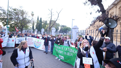 Miembros de las mareas andaluzas de sanidad y educación protestan en una imagen de archivo a las puertas del Parlamento de Andalucía.