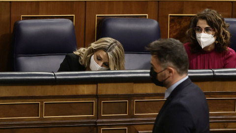 03/02/2022.- El portavoz de ERC en el Congreso, Gabriel Rufián, pasa por delante de la vicepresidenta segunda del Gobierno, Yolanda Díaz,  en el pleno del Congreso de este jueves. Eduardo Parra / Europa Press