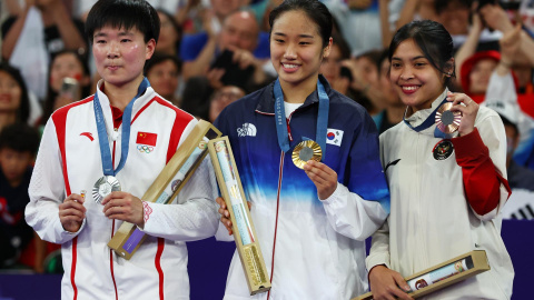 La medallista de plata He Bing Jiao de China, la medallista de oro An Se Young de Corea del Sur y la medallista de bronce Gregoria Mariska Tunjung de Indonesia posan en el podio de las competencias individuales femeninas de bádminton en los Juegos Olímp