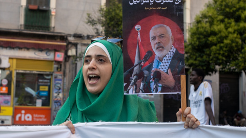 Un manifestante pro-Palestina sostiene un cartel con un retrato del líder de Hamás, Ismail Haniya, quien fue asesinado en Irán, que dice en árabe 'No reconoceremos a Israel' durante una protesta. Representantes de diferentes organizaciones pro-Palesti