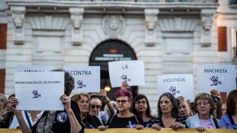 Decenas de personas durante una concentración contra la violencia machista convocada por el Foro de Madrid Contra la Violencia hacia las Mujeres, en la Puerta del Sol, a 25 de septiembre de 2023, en Madrid (España).