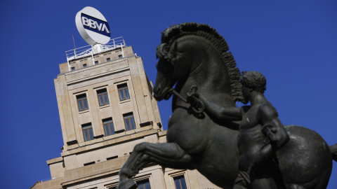 El logo del BBVA en lo alto de su antigua sede  en la Plaza de Cataluña de Barcelona. EFE/Quique García