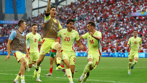 Los jugadores de la selección española de fútbol celebran el segundo gol frente a Marruecos, obra de Juanlu Sanchez, que les da el pase a la final olímpica. REUTERS/Luisa Gonzalez