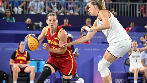 La jugadora española de baloncesto 3x3 Sandra Ygueravide trata la superar a la alemana Sonja Greinacher, en la final de los JJOO de París. REUTERS/Angelika Warmuth