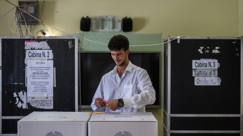 Un ciudadano vota en Italia durante unas elecciones generales.