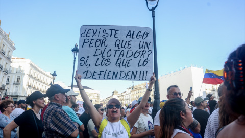 Varias personas durante una concentración contra Nicolás Maduro, en la Puerta del Sol, a 3 de agosto de 2024, en Madrid (España).