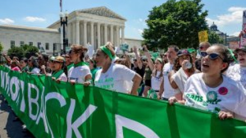 El uso de la píldora abortiva en EEUU queda en duda tras la orden de un juez para revocarla y otro para mantenerla