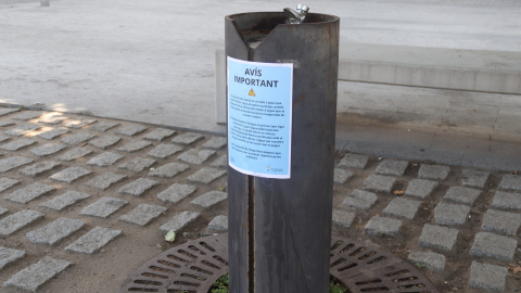 Un cartell en una font d'aigua del Port de la Selva avisa de la incidència en el subministrament