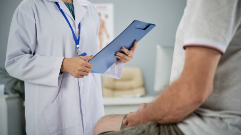 Un médico y un paciente en una consulta sanitaria (Archivo)