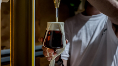 Foto de archivo de una cerveza negra de barril tirada en copa de cristal durante el Gran Festival de la Cultura Cervecera de España, en la Feria de Madrid IFEMA, a 28 de mayo de 2022, en Madrid.