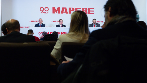 (I-D) El director general de Mapfre, Fernando Mata, el presidente de la aseguradora, Antonio Huertas, y el director corporativo de Comunicación de la compañía, Javier Fernández, presentan los resultados anuales de 2022, en el auditorio de Fundación M