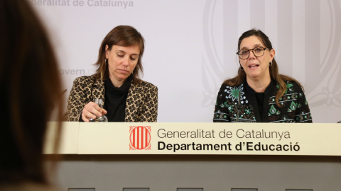 Núria Mora, secretària de Transformació Educativa, i Patrícia Gomà, secretaria general d'Educació, en la roda de premsa d'aquest dijous