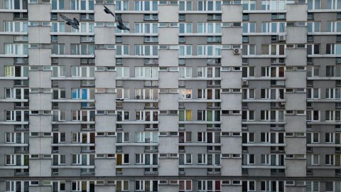 Vista de un edificio de apartamentos de la época comunista en el centro de Varsovia. REUTERS/Kacper Pempel