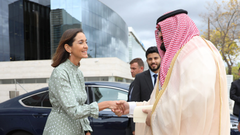 La ministra de Industria, Comercio y Turismo, Reyes Maroto, saluda al ministro de Arabia, Mohamed Bin Salmán en Madrid a 20 de octubre de 2022