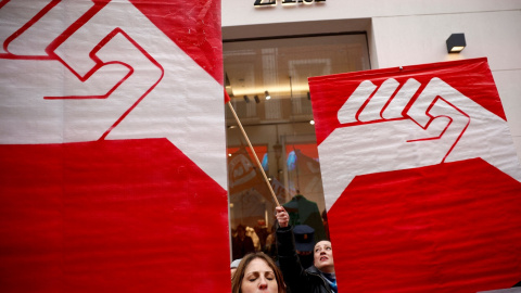 Manifestación de trabajadores de Inditex frente a una tienda de Zara, la principal enseña del grupo textil, en Madrid. REUTERS/Juan Medina