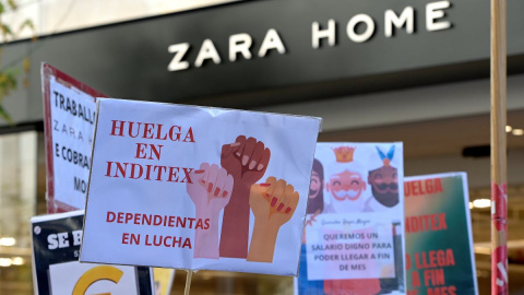 Trabajadores se manifiestan frente a una tienda Zara Home durante la huelga de las tiendas de Inditex en A Coruña, a 25 de noviembre de 2022.