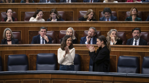 09/02/2023.- Las ministras de Derechos Sociales, Ione Belarra (c), y de Igualdad, Irene Montero (d), aplauden tras aprobarse el proyecto de ley de bienestar animal. Fernando Villar, EFE