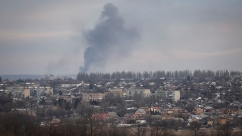 Una columna de humo tras un bombardeo ruso en la ciudad de Bakhmut, en la región de Donetsk este 10 de febrero de 2023.