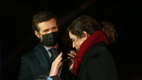 La presidenta de la Comunidad de Madrid, Isabel Díaz Ayuso, y el presidente del Partido Popular, Pablo Casado, en la ofrenda floral por el XXVII aniversario del asesinato por ETA de Gregorio Ordoñez, en los Jardines de Gregorio Ordóñez, a 24 de enero 