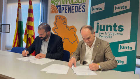 Els secretaris generals de Junts i Impulsem el Penedès signen l'acord de coalició