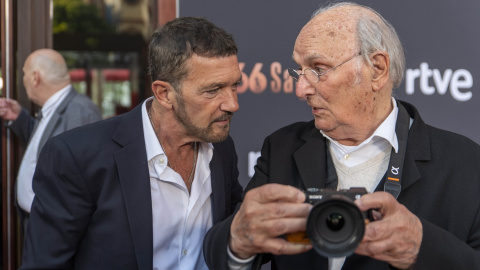 Fotografía de abril de 2022 del cineasta Carlos Saura con el actor Antonio Banderas, en el 'photocall' de los Premis RNE Sant Jordi, en Barcelona. E.P./Lorena Sopêna