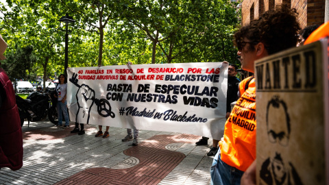 Varias pancartas durante una protesta del Sindicato de inquilinas de Madrid y Stop desahucios contra los desahucios de Blackstone.