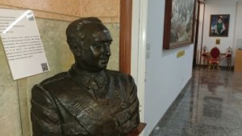 El Museo Militar de A Coruña sigue honrando a Franco con un busto y un retrato entre reyes y héroes de guerra