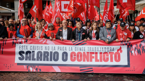 Los secretarios generales de UGT, Pepe Álvarez (5d), y de CCOO, Unai Sordo (5i), en una movilización para exigir a CEOE la subida de los salarios. E.P./Alejandro Martínez Vélez