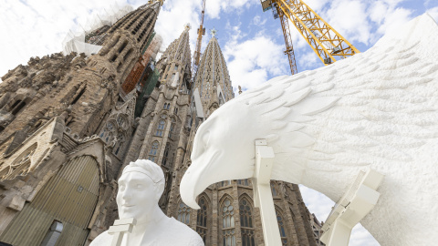 Les escultures de l’àguila i l'àngel que coronaran les torres dels Evangelistes Joan i Mateu de la basílica de la Sagrada Família