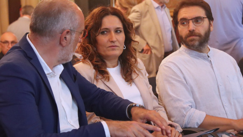 El director de l'Institut d'Estudis de l'Autogovern, Joan Ridao; la consellera de la Presidència, Laura Vilagrà, i el diputat del PSC i secretari primer de la Mesa, Ferran Pedret, en la presentació de l'informe.